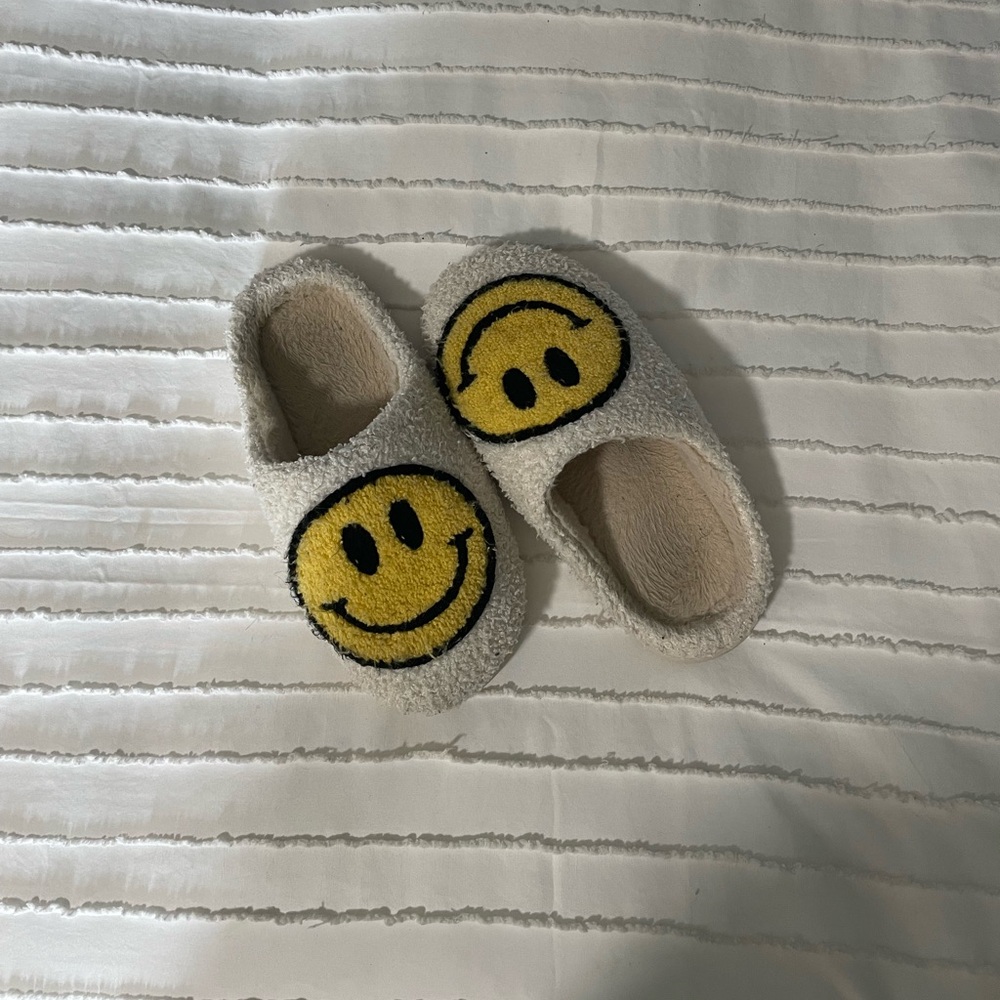 ⭐️SALE⭐️Smiley face slippers. gently used still in perfect condition size US 7/8